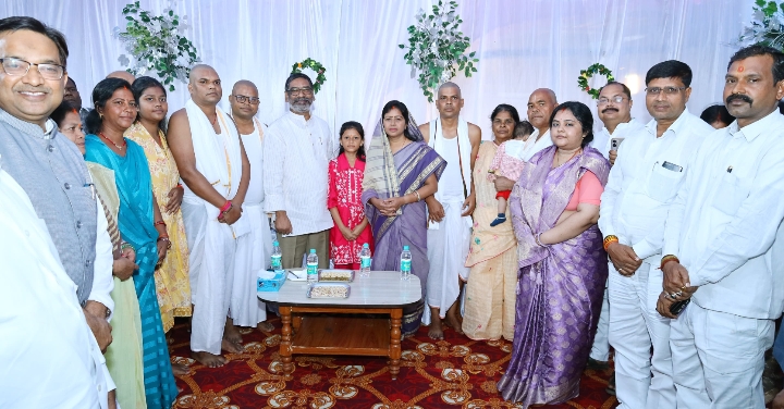 मुख्यमंत्री  हेमन्त सोरेन ने विधायक  ममता देवी के ससुर स्मृति शेष-स्व० सरयु महतो जी को दी भावपूर्ण श्रद्धांजलि