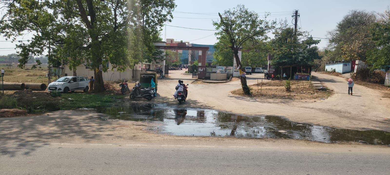 अनुमंडल कार्यालय के मुख्य द्वार पर बह रहा गंदा नाली का पानी, ग्रामीण परेशान