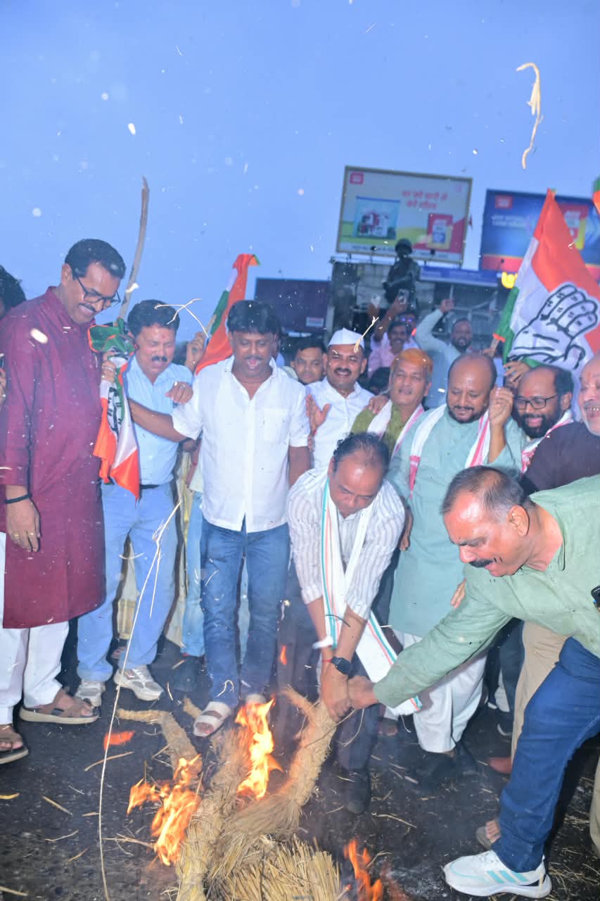 कांग्रेस नेता राहुल गांधी के खिलाफ FIR के विरोध में झारखंड कांग्रेस का प्रदर्शन, रांची में PM मोदी का पुतला दहन