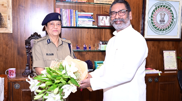 सीएम हेमंत सोरेन से नवनियुक्त प्रभारी डीजीपी ने की शिष्टाचार मुलाकात 
