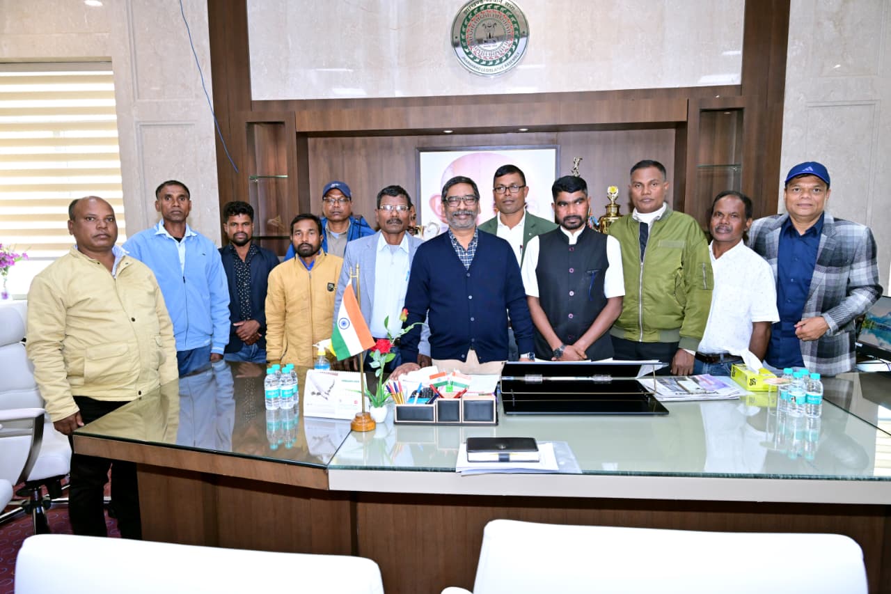 चाय बगान क्षेत्र के परिवार  फरियाद लेकर मिले सीएम हेमंत सोरेन से कहा,असम सरकार की उदासीनता से समाज की दुर्दशा