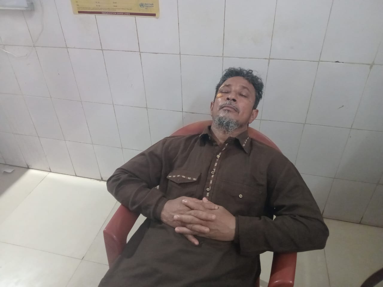 ईलाज के लिये अस्पताल आए व्यक्ति ने कहा मेरे साथ हुई है,छिनतई व मारपीट