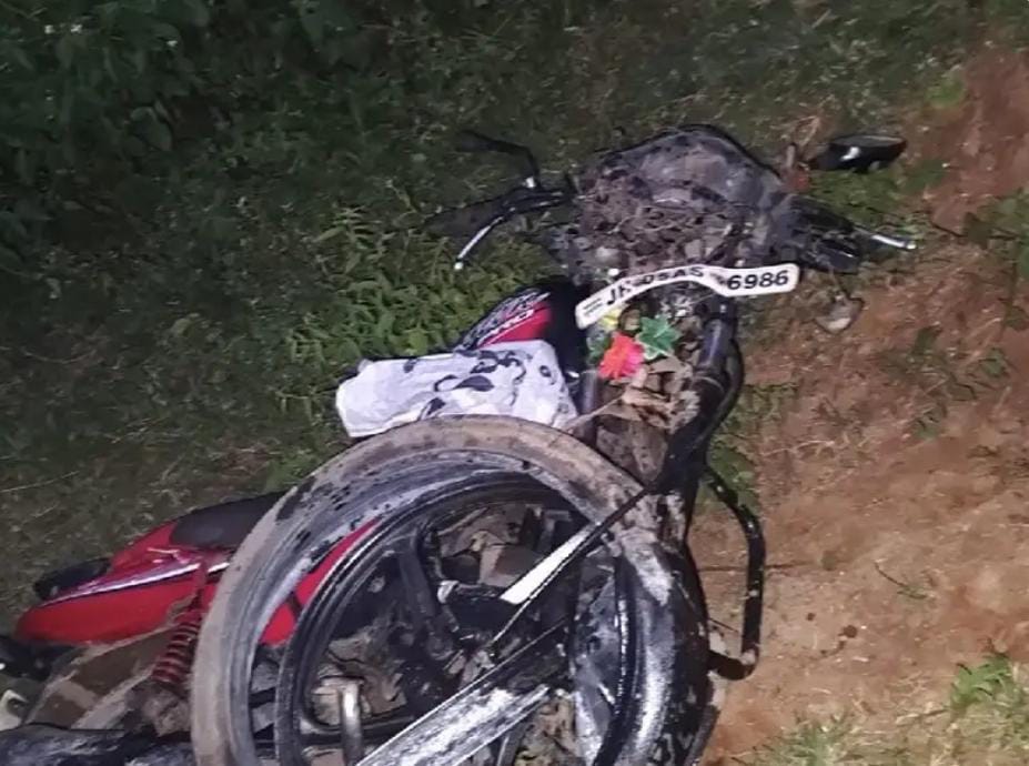 सोनाहातु के बारेन्दा पेट्रोल पंप के पास दर्दनाक हादसा, 21 वर्षीय युवक की मौत, 108 एंबुलेंस नहीं पहुंची तो ग्रामीणों में आक्रोश