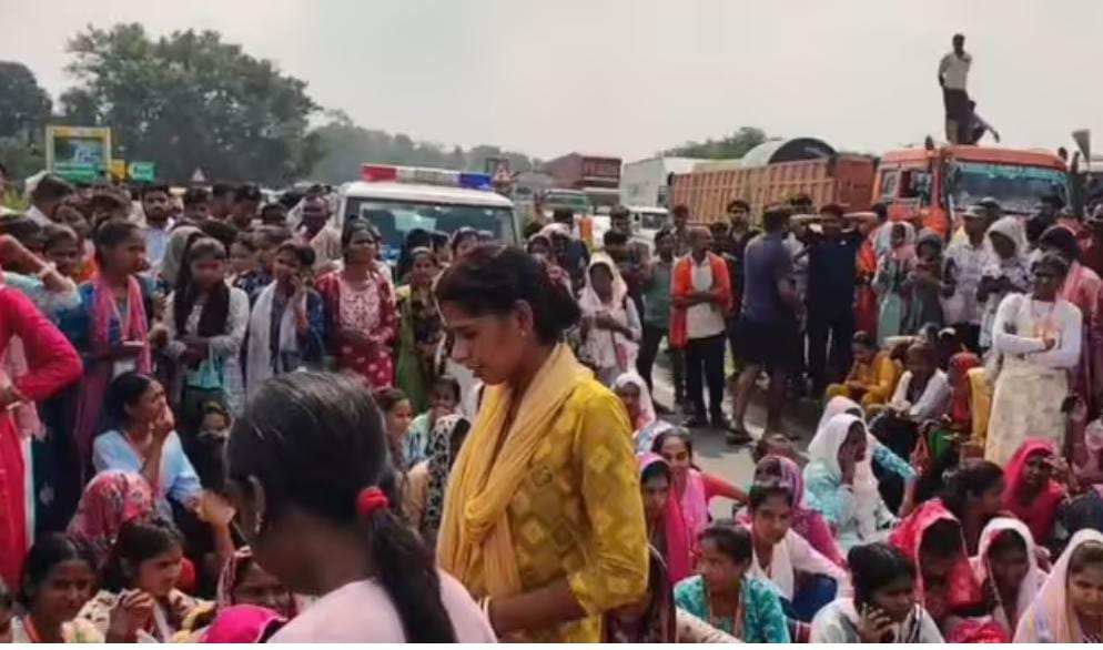 रांची-टाटा हाईवे पर हंगामा: पांचा में सैकड़ों महिलाओं ने घेरा कंपनी गेट, NH-33 ठप