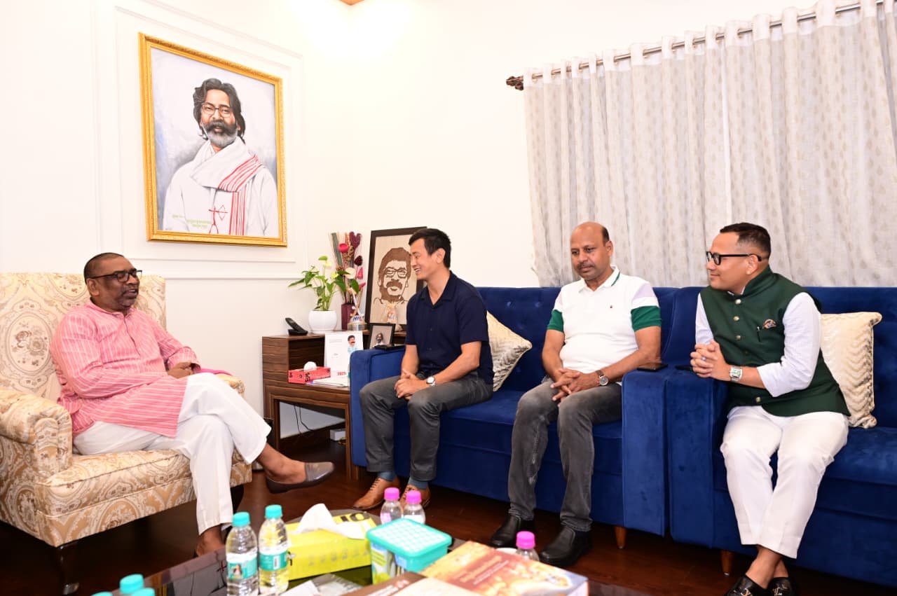 मुख्यमंत्री हेमन्त सोरेन से भारतीय फुटबॉल टीम के पूर्व कप्तान वाइचुंग भूटिया ने की शिष्टाचार भेंट