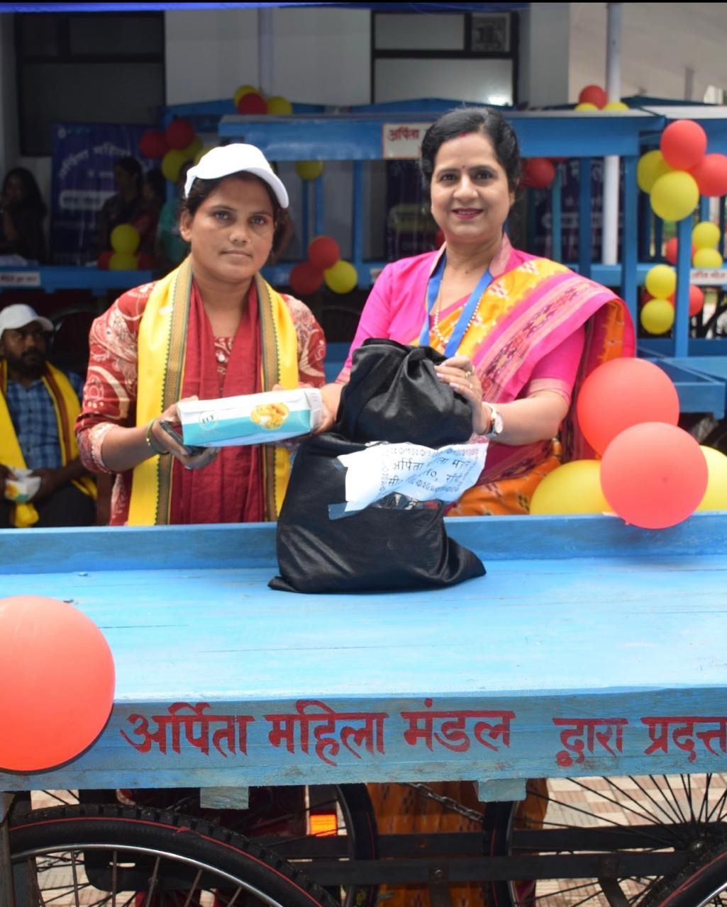 अर्पिता महिला मंडल ने बढ़ाया मदद का हाथ, 32 जरूरतमंदों को दिए सब्जी और चाट के ठेले