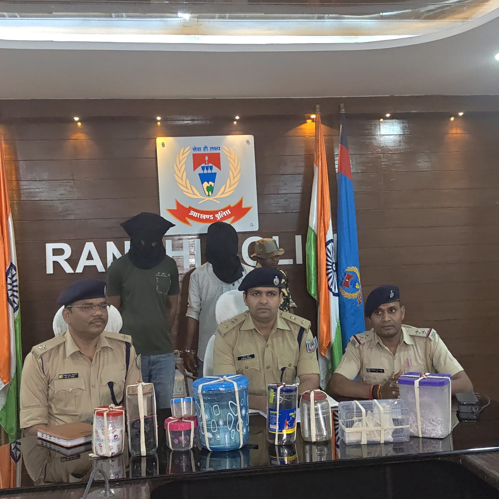 नशे के कारोबारी ब्राउन सुगर एवं हथियार के साथ गिरफ्तार