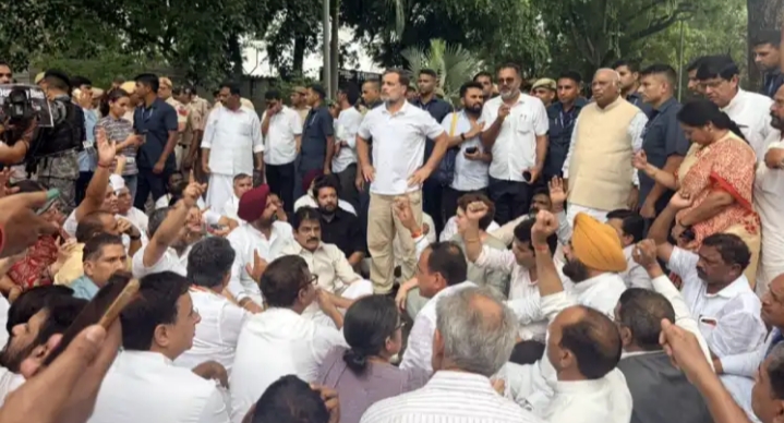 छात्रों पर लाठीचार्ज के विरोध में पीएम आवास के पास कांग्रेस का प्रदर्शन, राहुल गांधी समेत कई विपक्षी नेता हिरासत में