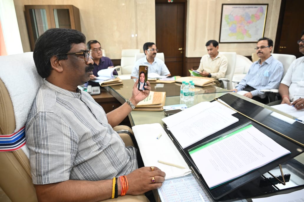 राष्ट्रमंडल खेल में लॉन बॉल्स में स्वर्ण पदक विजेता रूपा रानी तिर्की से मुख्यमंत्री ने की बात