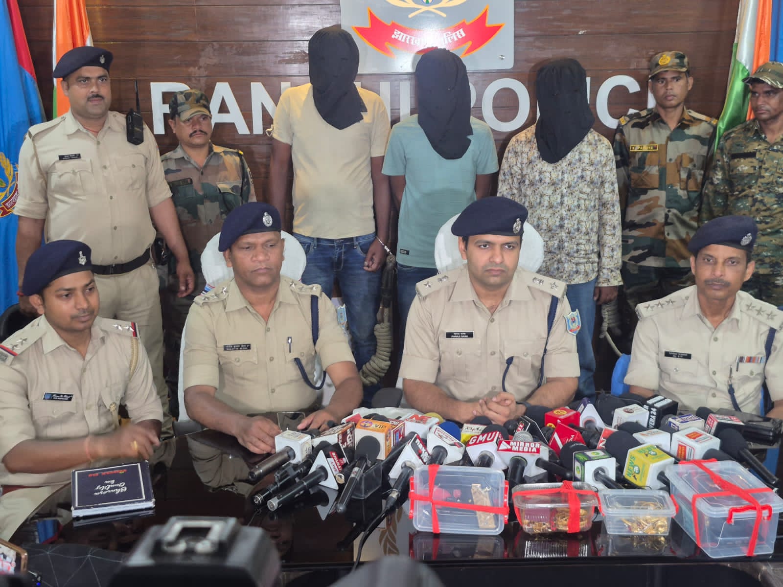 प्रीति ज्वेलर्स में लूटपाट, 3 अभियुक्त गिरफ्तार,लुटे गए सामग्री सहित अन्य सामान बरामद 