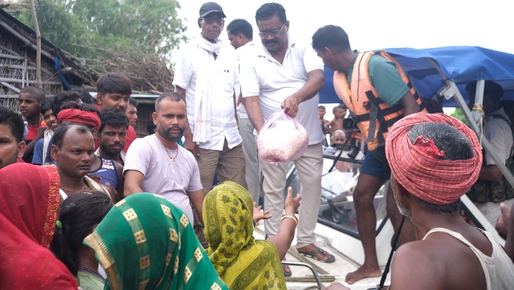 बाढ़ प्रभावित इलाकों में पहुंचा जिला प्रशासन, खाद्य सामग्री बांटकर दिया हरसंभव मदद का भरोसा