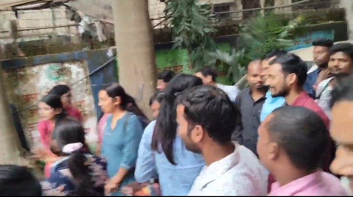 सात माह से वेतन नहीं मिलने पर पेयजल एवं स्वच्छता विभाग के आउटसोर्सिंग कर्मियों का धरना, पेन डाउन हड़ताल की चेतावनी