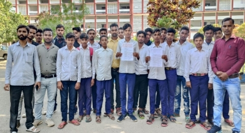 प्रधानाध्यापक द्वारा चोरी कर किताब बेचने के मामले में एबीवीपी ने उपायुक्त को सौंपा ज्ञापन