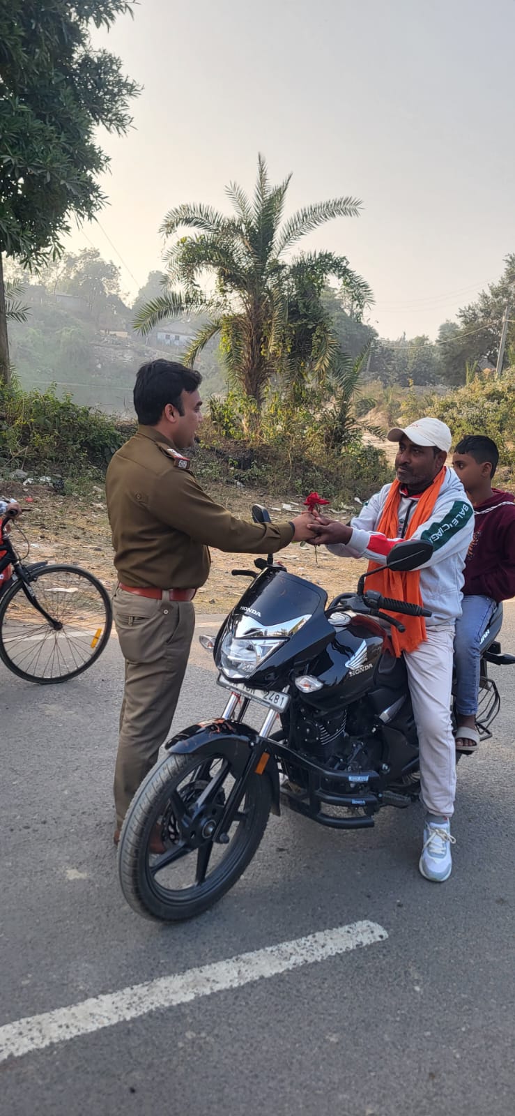 रोज एट रोड जागरूकता कार्यक्रम,पुलिस फूल देकर कहा नियम का करे पालन