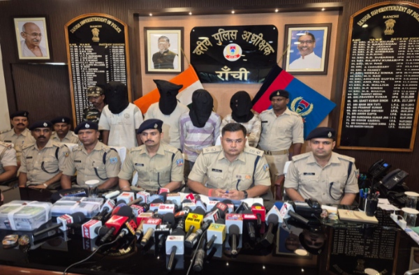 रांची में साइबर ठगी गिरोह का भंडाफोड़, पांच गिरफ्तार, 50 पासबुक व 26 डेबिट कार्ड बरामद