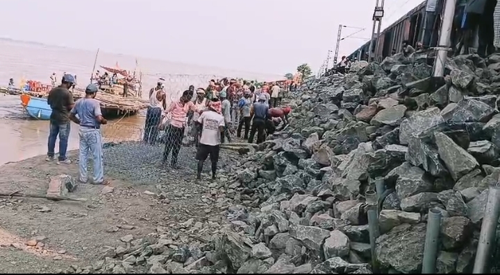 गंगा कटाव. साहिबगंज-बरहरवा रेलखंड पर डाउन लाइन बंद, कई ट्रेनों के मार्ग बदले