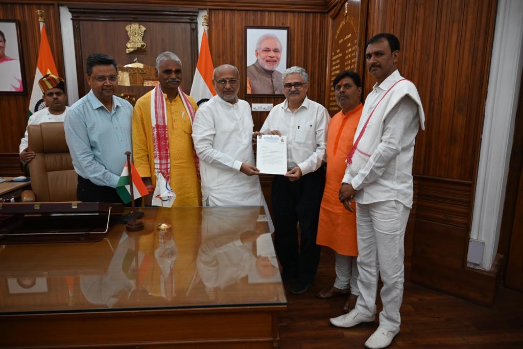 झारखंड हिंदू धार्मिक ट्रस्ट बोर्ड अधिनियम को समाप्त करने और हिंदू देवी देवताओं के मंदिर पर राज्य के नियंत्रण से मुक्त करने  के मामले में वीएचपी नेताओ ने की राज्यपाल से मुलाकात 