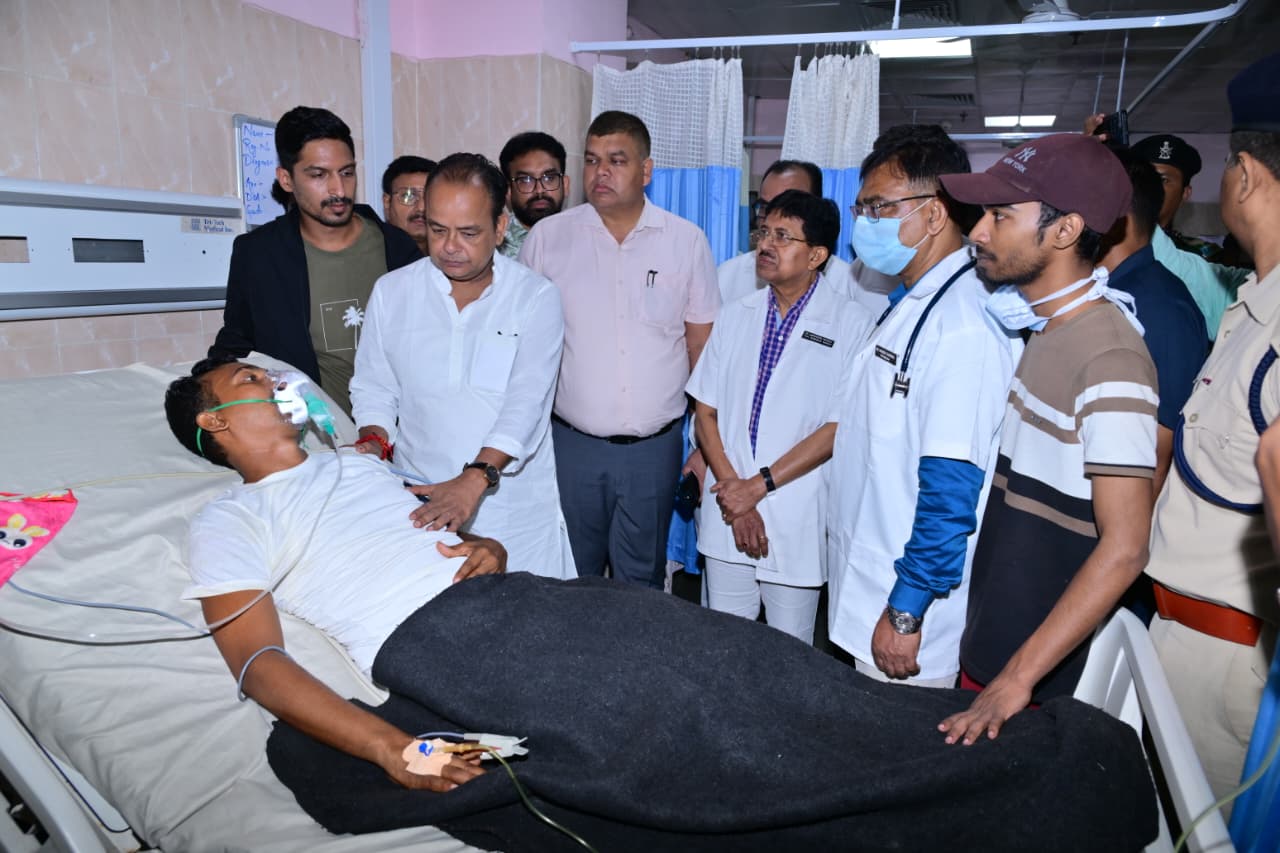 JPSC आंदोलन के बीच अनशनकारी छात्र राहुल क्रांतिकारी से मिले स्वास्थ्य मंत्री डॉ. इरफान अंसारी