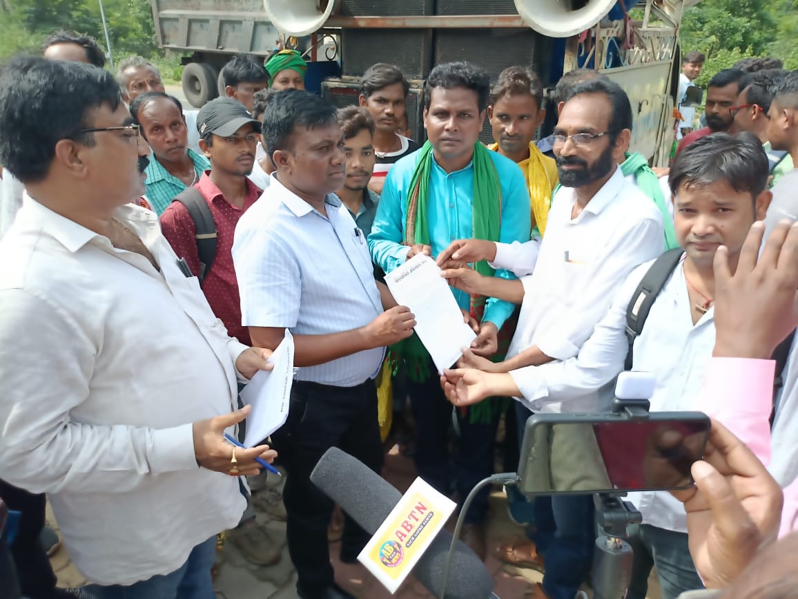  गलत सूची के खिलाफ़ चांडिल डेम कार्यालय गेट पर 16 सूत्री मांगों को लेकर  विरोध प्रदर्श