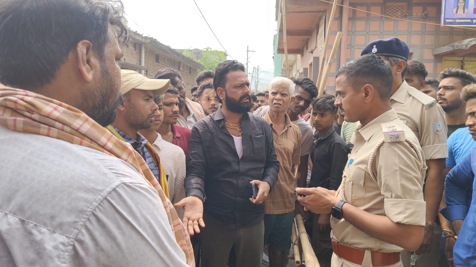 सड़क दुर्घटना में दो युवक की मौत, परिजनों का रो रो कर बुरा हाल 