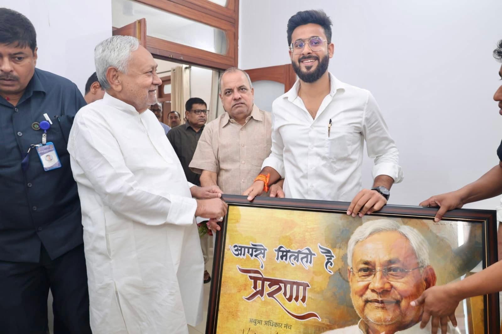 पूर्व मुख्यमंत्री नीतीश कुमार से मिले वेदांत कौस्तव, लिया आशीर्वाद