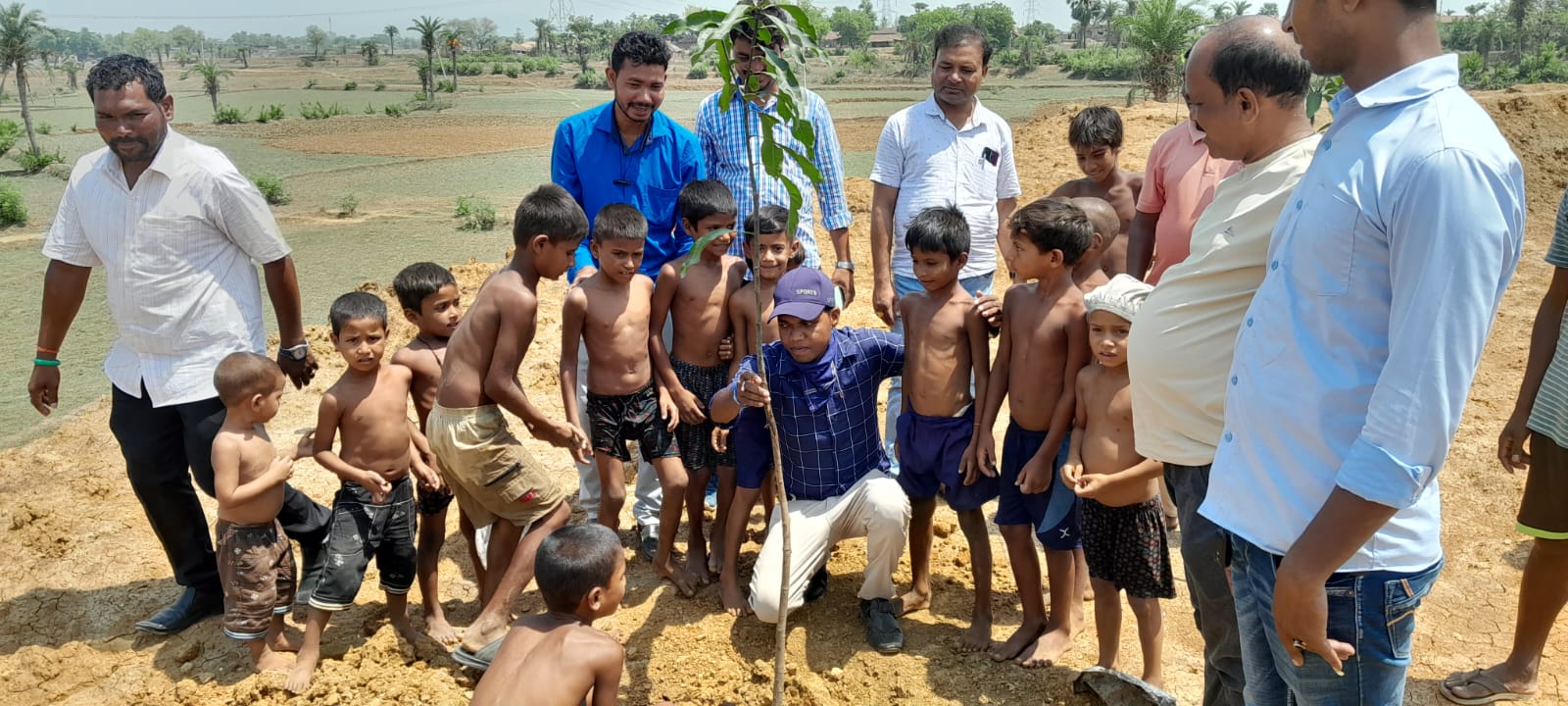 पर्यावरण के दिवस पर प्रखंड बरहेट के झिमोली गांव में लगाया गया पौधा