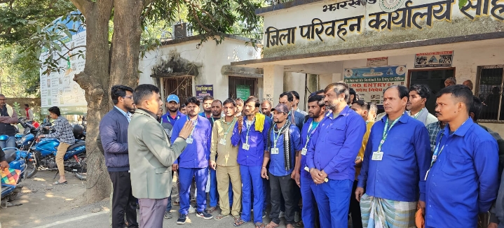 टोटो/ई-रिक्शा एवं ऑटो चालकों को चालक पहचान पत्र (आई.डी कार्ड) का वितरण