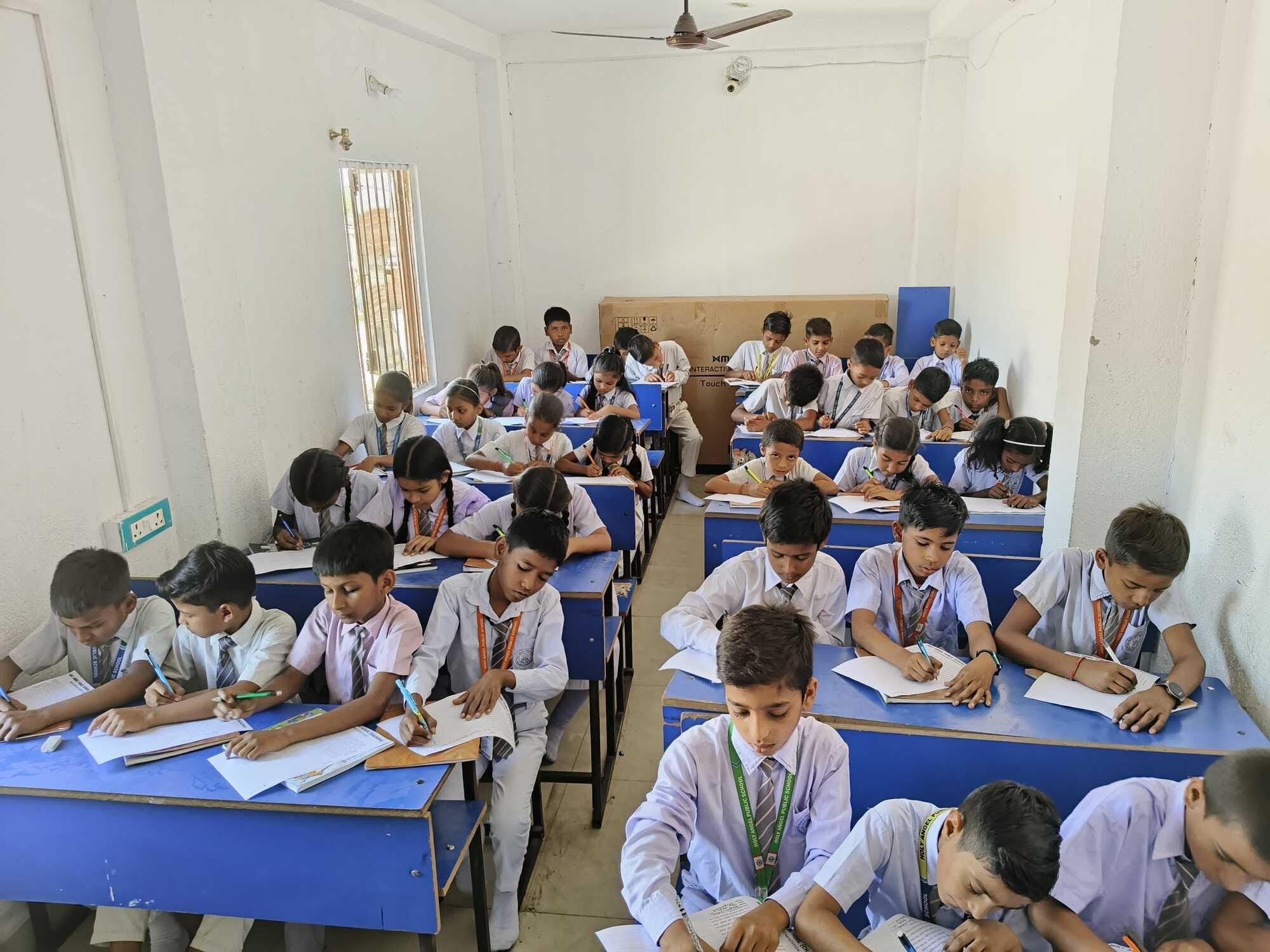 कोडरमा से रांची परीक्षा देने आई बच्चियों का ईयर बर्ड व पैसों की हुई चोरी - मामला योगदा सत्संग उच्च विद्यालय जगरनाथपुर, रांची की है।