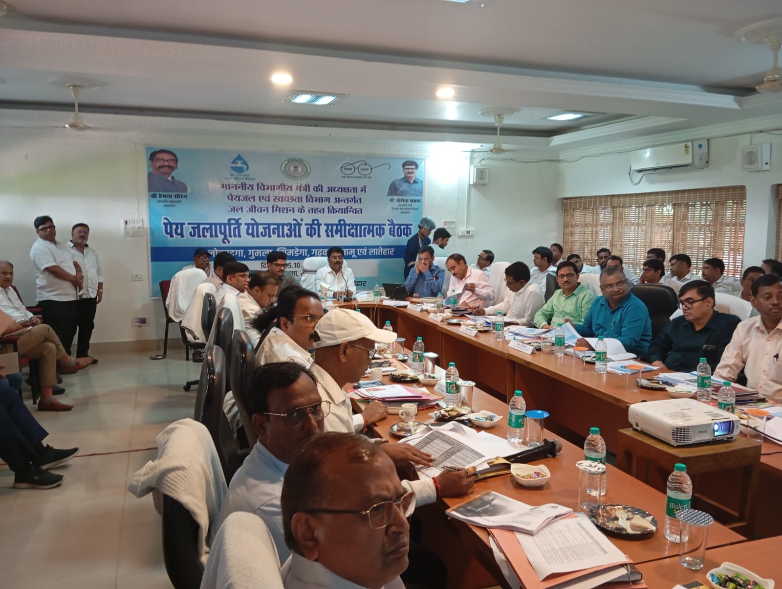 जल जीवन मिशन की समीक्षा बैठक में मंत्री ने अधिकारियों को दिए सख्त निर्देश
