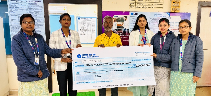 SBI ने जन-जीवन योजना (JJY) के तहत लाभुक को प्रदान की बीमा की  चेक द्वारा राशि 