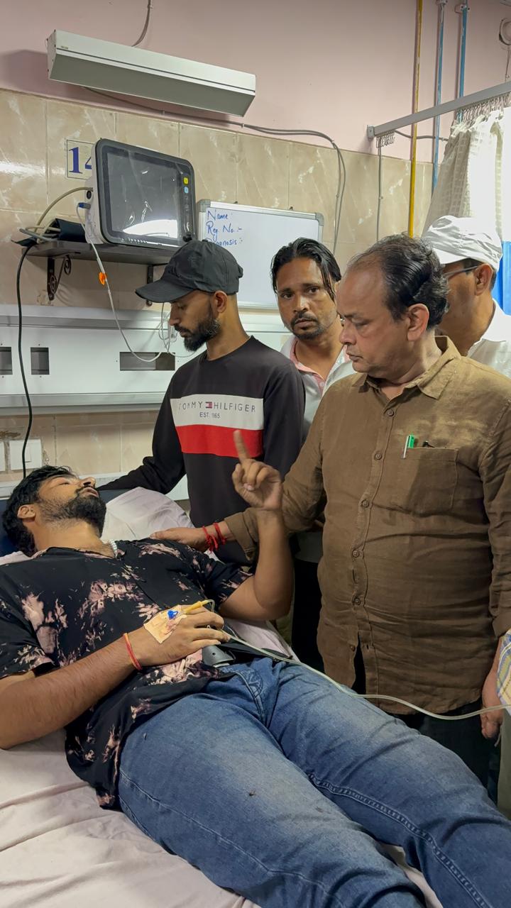 बिना प्रोटोकॉल सदर अस्पताल पहुंचे स्वास्थ्य मंत्री डॉ. इरफान अंसारी, अनशनकारी देवेंद्र नाथ महतो से की मुलाकात