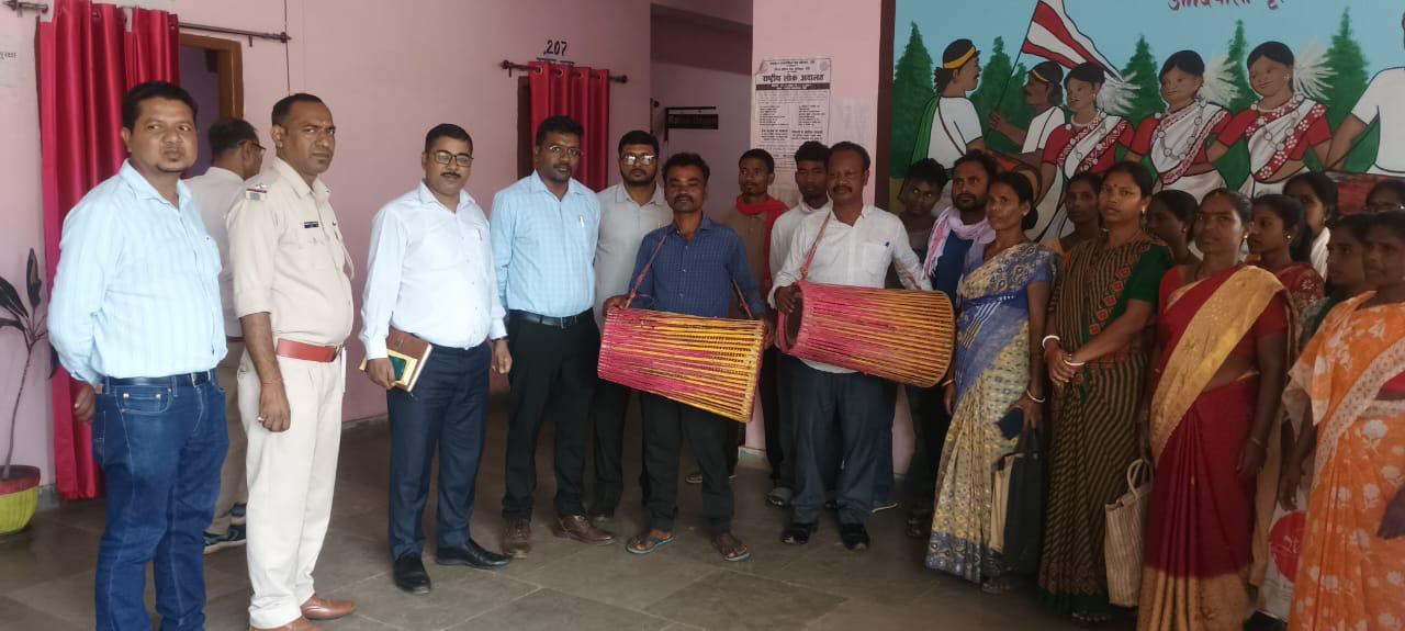 करमा पर्व से पहले रांची जिला प्रशासन की तरफ़ से कला दल को मिला मांदर का तोहफ़ा