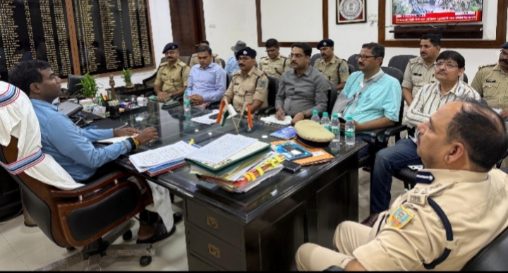 दुर्गा पूजा को लेकर डीसी की अध्यक्षता में प्रशासनिक पदाधिकारी की बैठक,शांतिपूर्वक संपन्न कराने को लेकर चर्चा