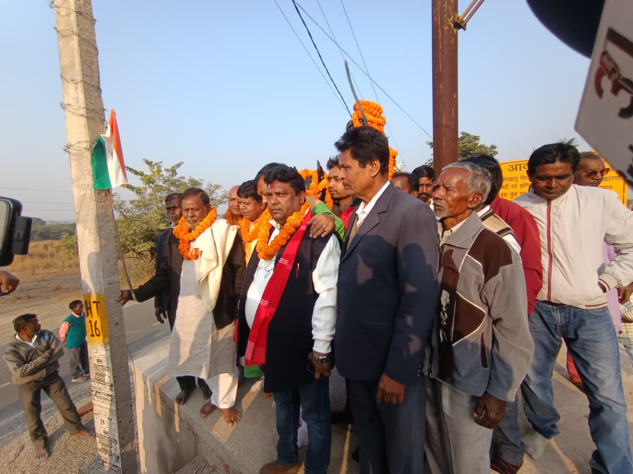 बुली महतो की प्रतिमा पर विधायक प्रत्याशी धनपति महतो ने किया माल्यार्पण, रंगारंग कार्यक्रम का हुआ आयोजन