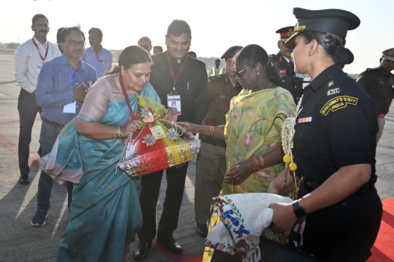 राष्ट्रपति द्रौपदी मुर्मू को मंत्री दीपिका पांडेय सिंह ने की पलाश’ ब्रांड का विशेष उपहार भेंट