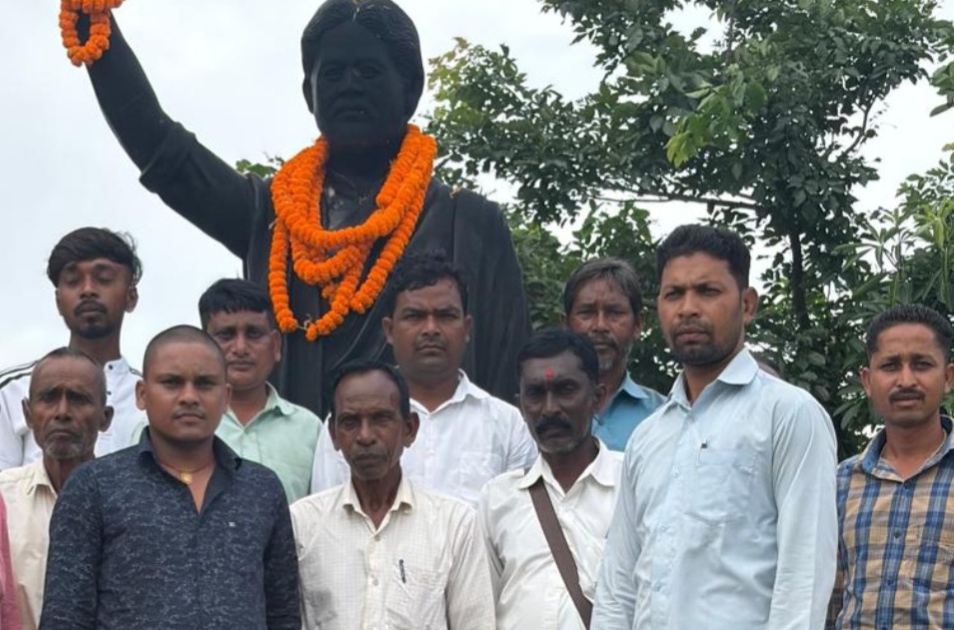 शहीद निर्मल महतो के शहादत दिवस पर किया गया माल्यार्पण