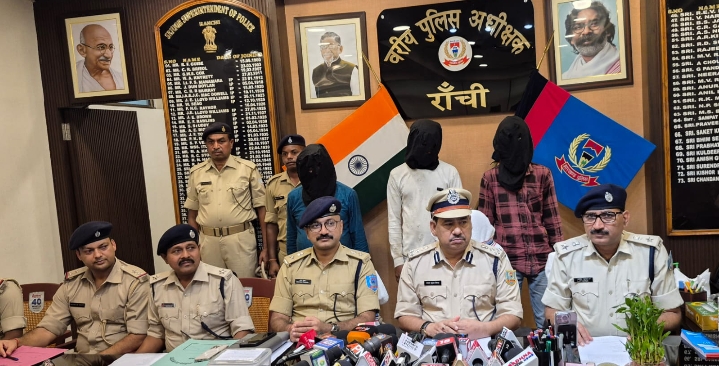 ई रिक्शा चालक से लूटपाट कर किया ई रिक्शा को किया गायब,तीन गिरफ्तार