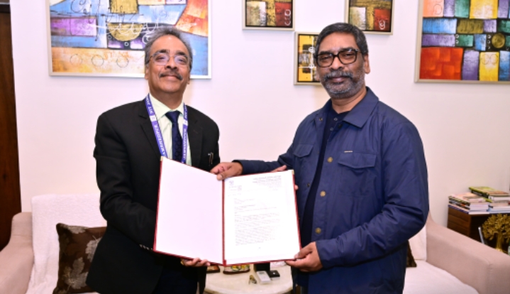 NIT जमशेदपुर के निदेशक ने की CM से मुलाकात सौंपा निमंत्रण पत्र