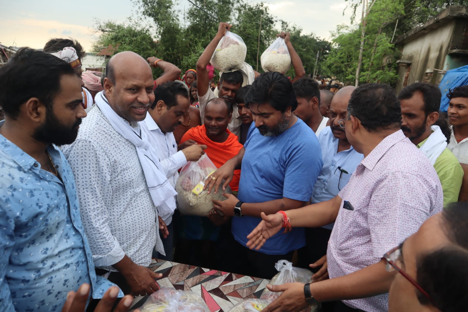  राजमहल सांसद विजय हांसदा एवं अपर समाहर्ता गौतम भगत ने संयुक्त रूप से बाढ़ प्रभावित क्षेत्रों का दौरा कर बांटा चूड़ा गूड़ 