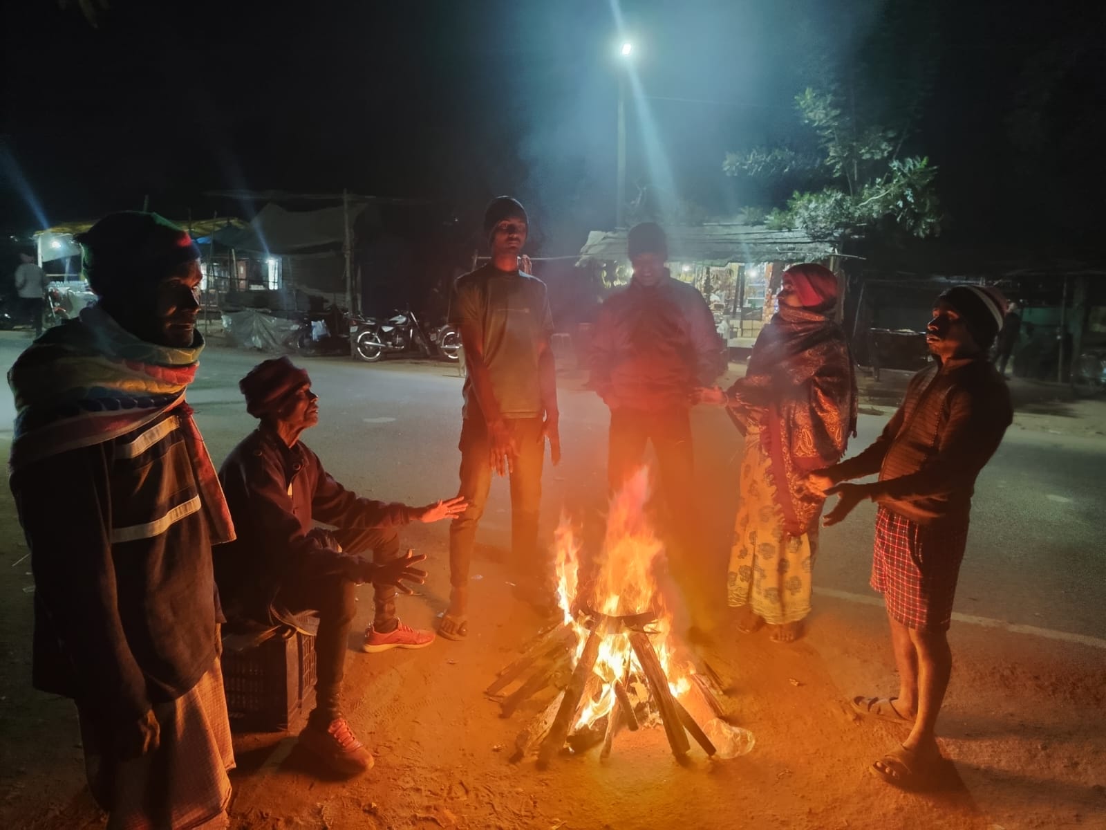 ठंड को देखते हैं अलाव की व्यवस्था लोगों ने ली राहत की सांस 