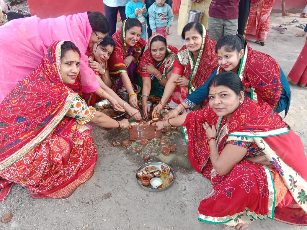 मारवाड़ी समाज की महिलाओं ने की माँ शीतला की पूजा