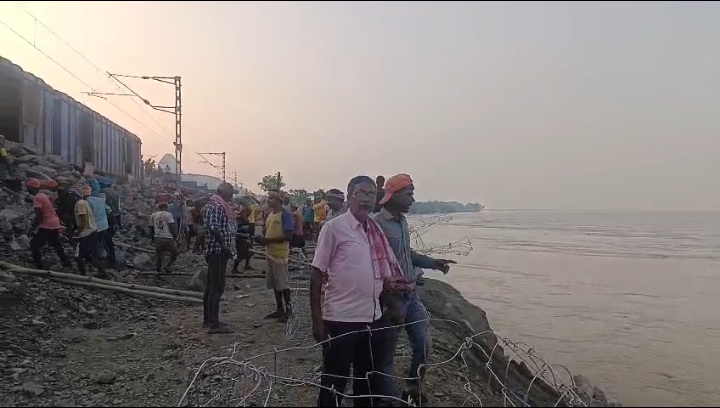 गंगा नदी का तटबंध कटने से ट्रेनों का परिचालन प्रभावित,देखे ट्रेन परिचालन की स्थिति