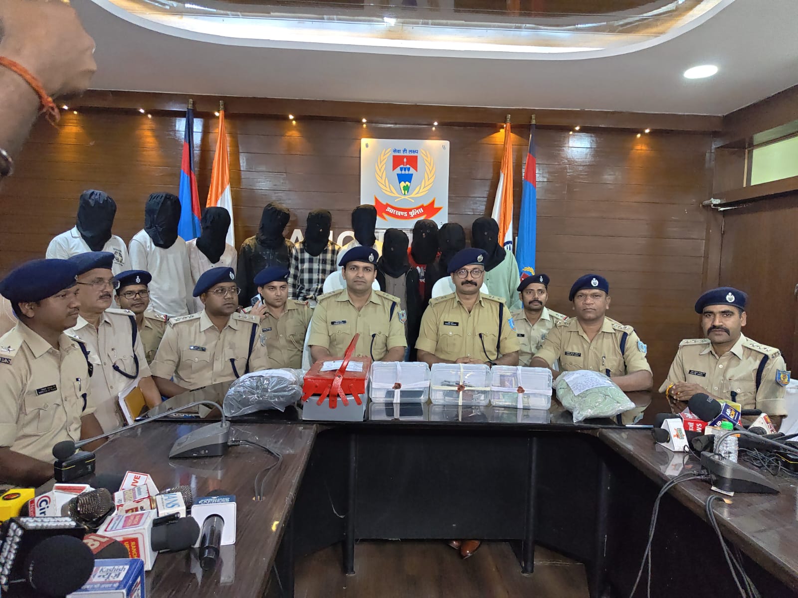 पुंदाग पेट्रोल पंप में लूट कांड सहित अन्य लूटपाट की घटनाओं में शामिल 10 अभियुक्त गिरफ्तार