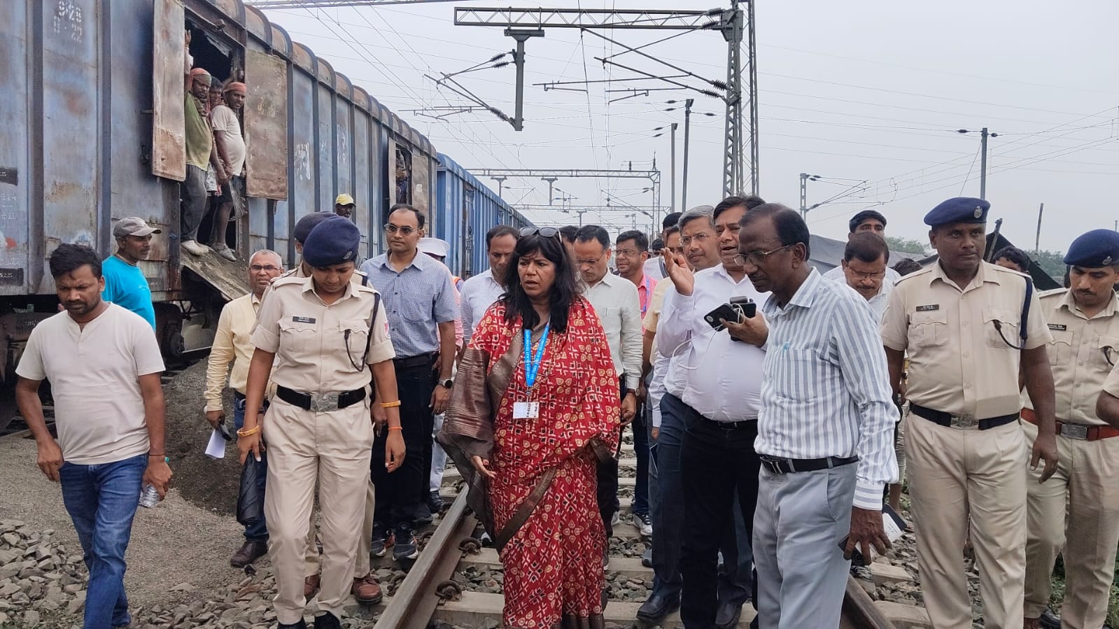 न्यू फरक्का में जमीन धंसने से रेल परिचालन प्रभावित, 8 ट्रेनें रद्द; कई ट्रेनों का बदला मार्ग, GM ने किया निरीक्षण,पढ़िए अपडेट 