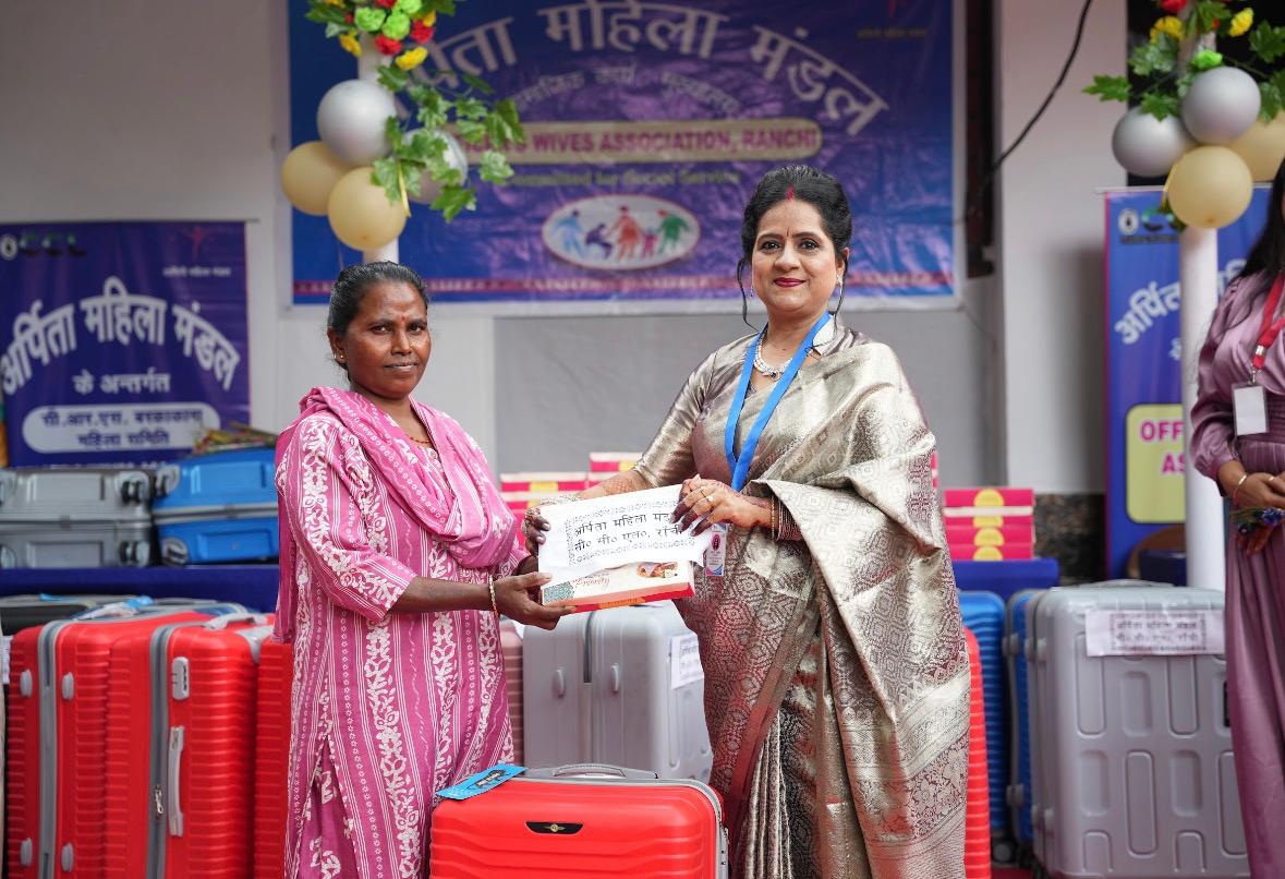 सावन समारोह पर अर्पिता महिला मंडल की अनूठी पहल, संविदा श्रमिकों को बांटे गए 40 ट्रॉली बैग और भोजन पैकेट