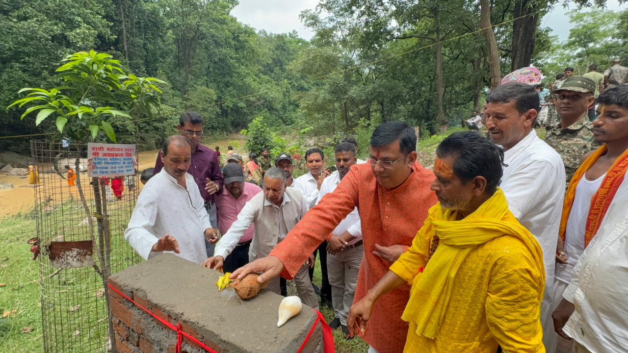 दासी पहाड़ी मंदिर के समीप फुटब्रिज सह शेड का सांसद एवं विधायक ने किया शिलान्यास, ग्रामीणों की वर्षों पुरानी मांग हुई पूरी,