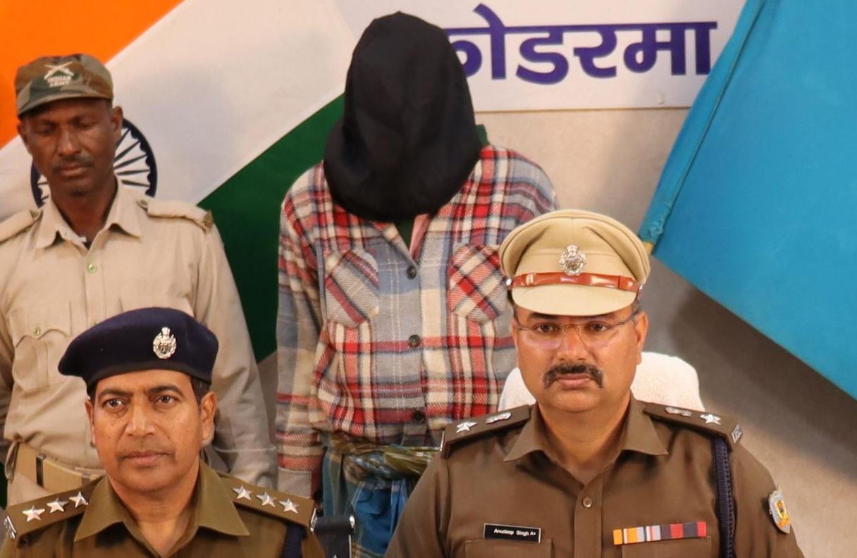 अवैध हथियारों के विरूद्ध कोडरमा पुलिस की बडी कार्रवाई, 04 देशी हथियारों के साथ एक आरोपित की गिरफ्तारी।