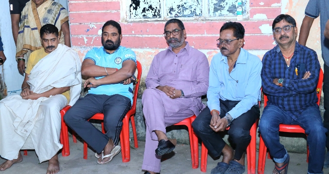 राज्य समन्वय समिति के सदस्य  विनोद कुमार पाण्डेय के हरमू हाउसिंग कॉलोनी, रांची स्थित आवास पहुंचे मुख्यमंत्री  हेमन्त सोरेन एवं विधायक  कल्पना सोरेन