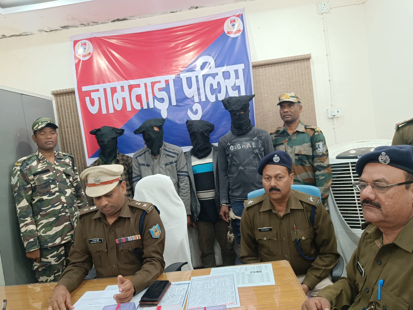 जामताड़ा में चार साइबर अपराधी गिरफ्तार : फोनपे कैशबैक के बहाने मोबाइल एक्सेस कर करते थे ठगी, आठ सिम कार्ड बरामद