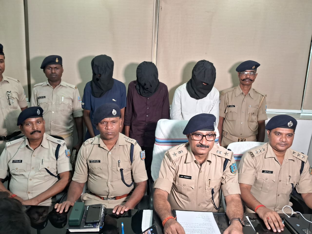 मां ने बेटा के विरुद्ध सोना चोरी का लगाया आरोप, पुलिस ने बेटा और दो सहयोगी को किया गिरफ्तार